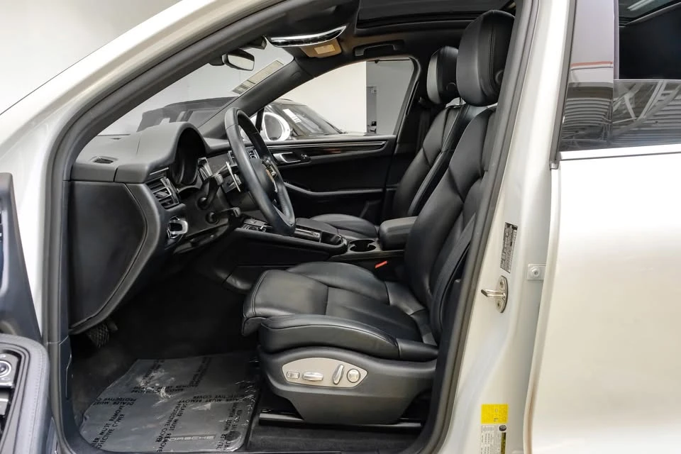2024 Porsche Macan - Image 17 of 20