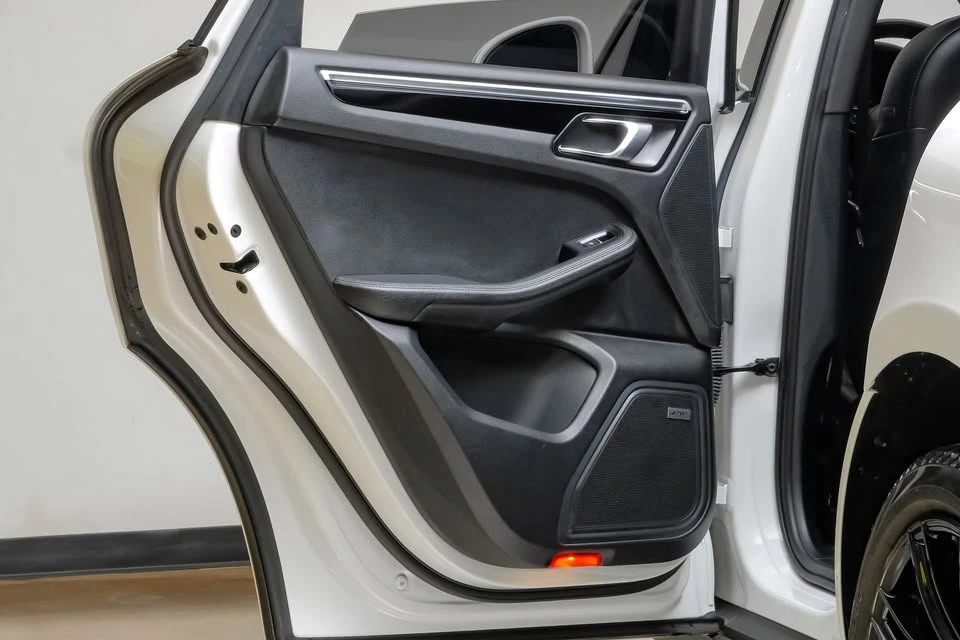 2024 Porsche Macan - Image 2 of 20