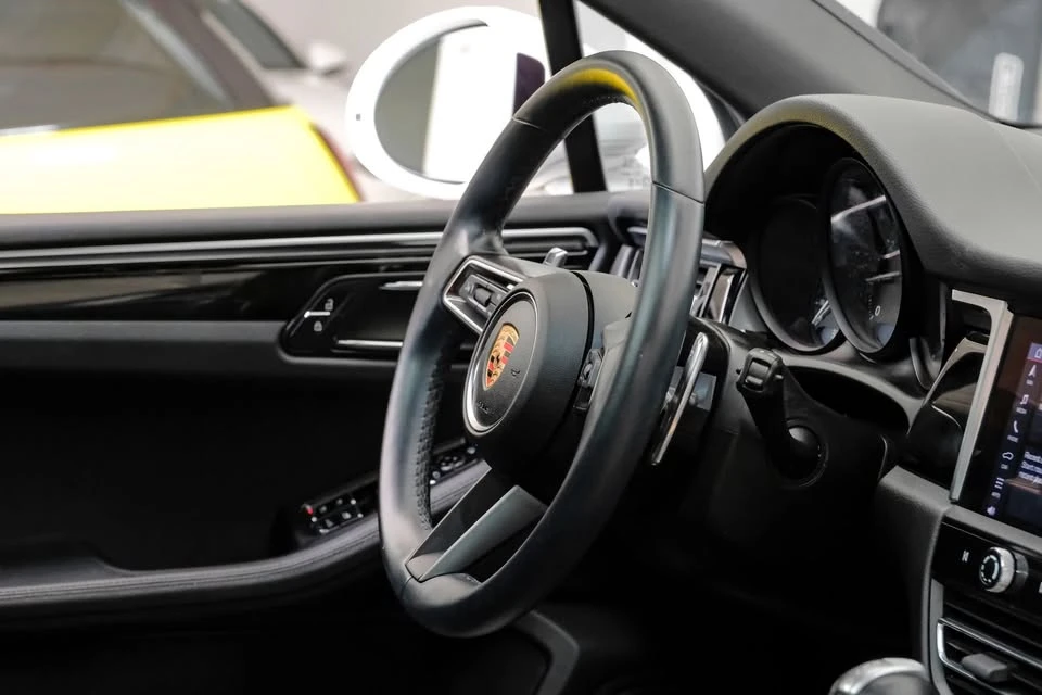 2024 Porsche Macan - Image 18 of 20