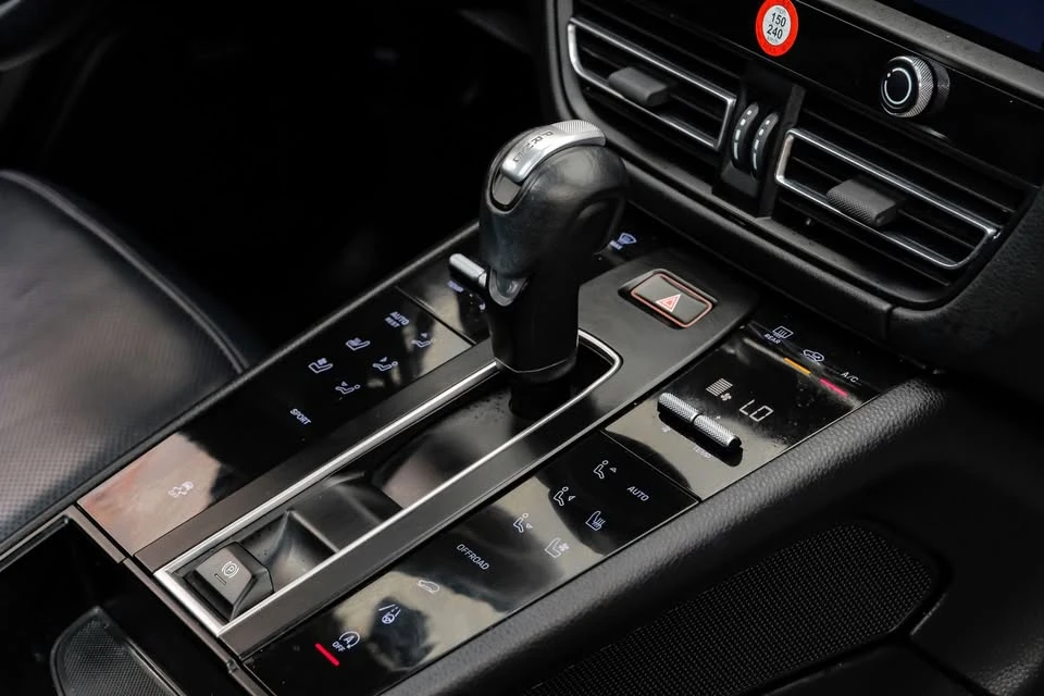 2024 Porsche Macan - Image 8 of 20