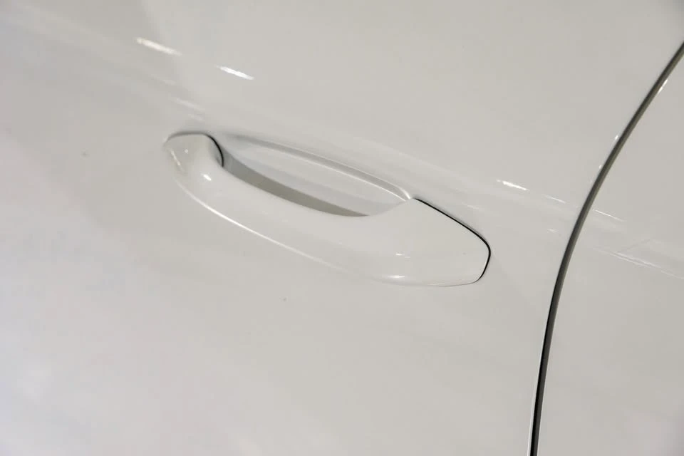 2024 Porsche Macan - Image 17 of 20