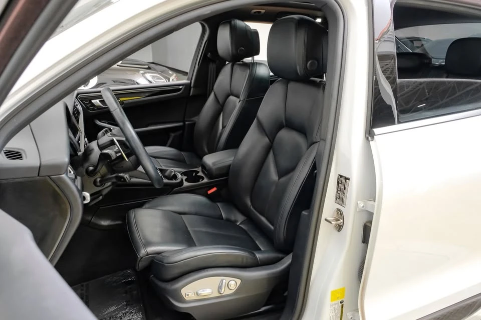2024 Porsche Macan - Image 18 of 20