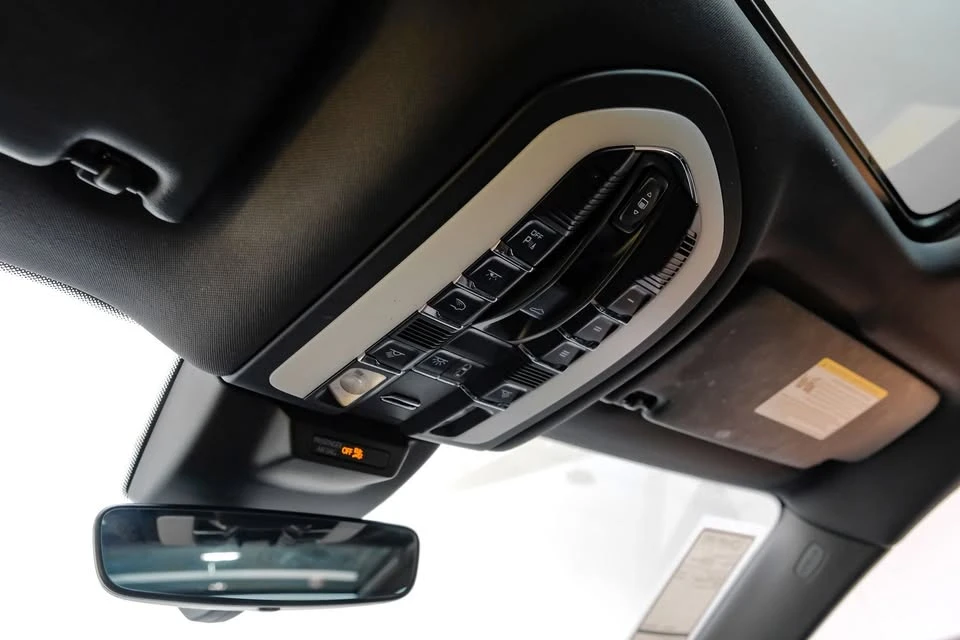 2024 Porsche Macan - Image 19 of 20