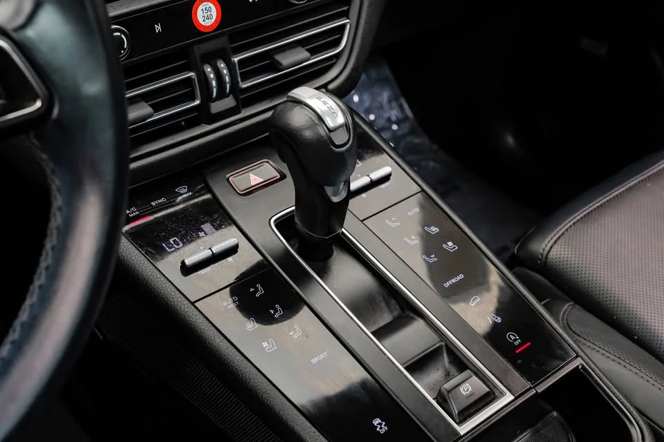 2024 Porsche Macan - Image 13 of 20