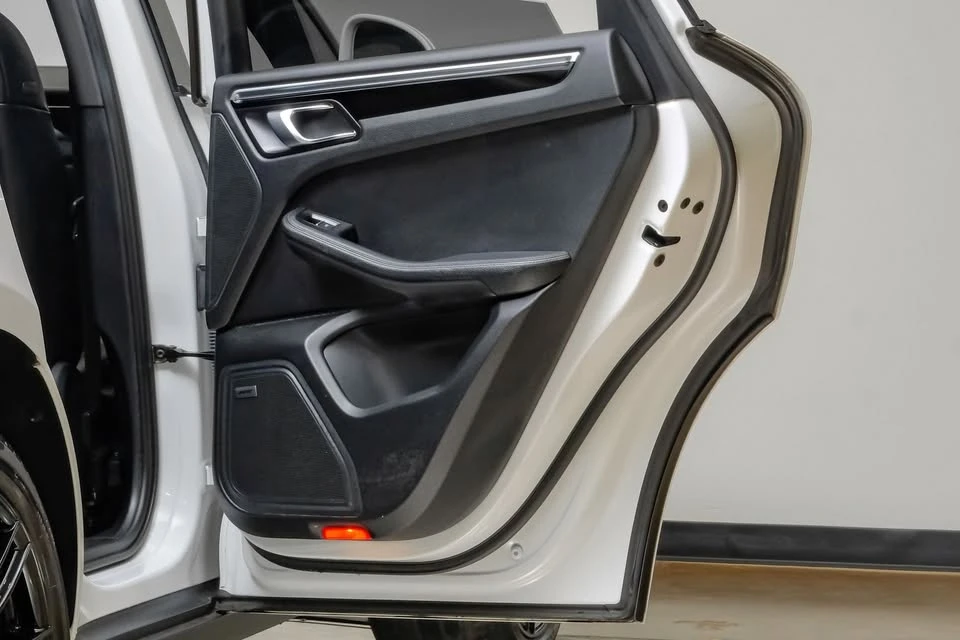 2024 Porsche Macan - Image 14 of 20