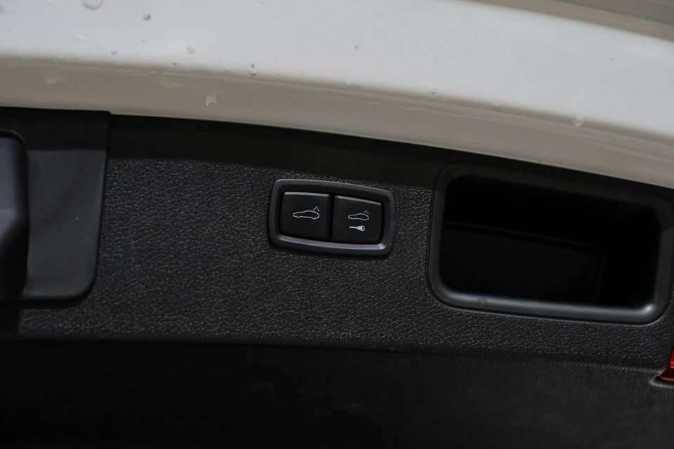 2024 Porsche Macan - Image 9 of 20
