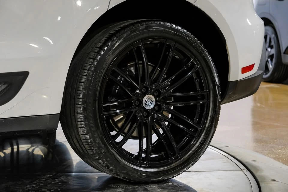 2024 Porsche Macan - Image 16 of 20