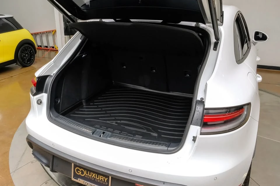 2024 Porsche Macan - Image 10 of 20