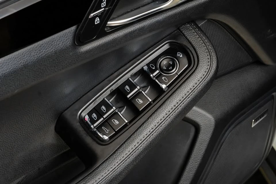 2024 Porsche Macan - Image 12 of 20