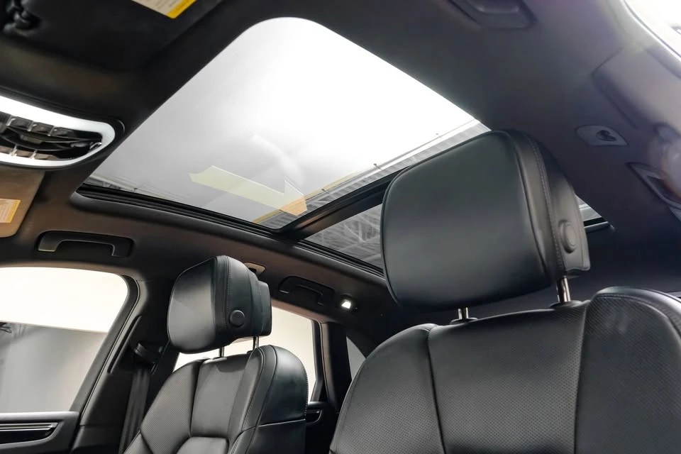 2024 Porsche Macan - Image 17 of 20