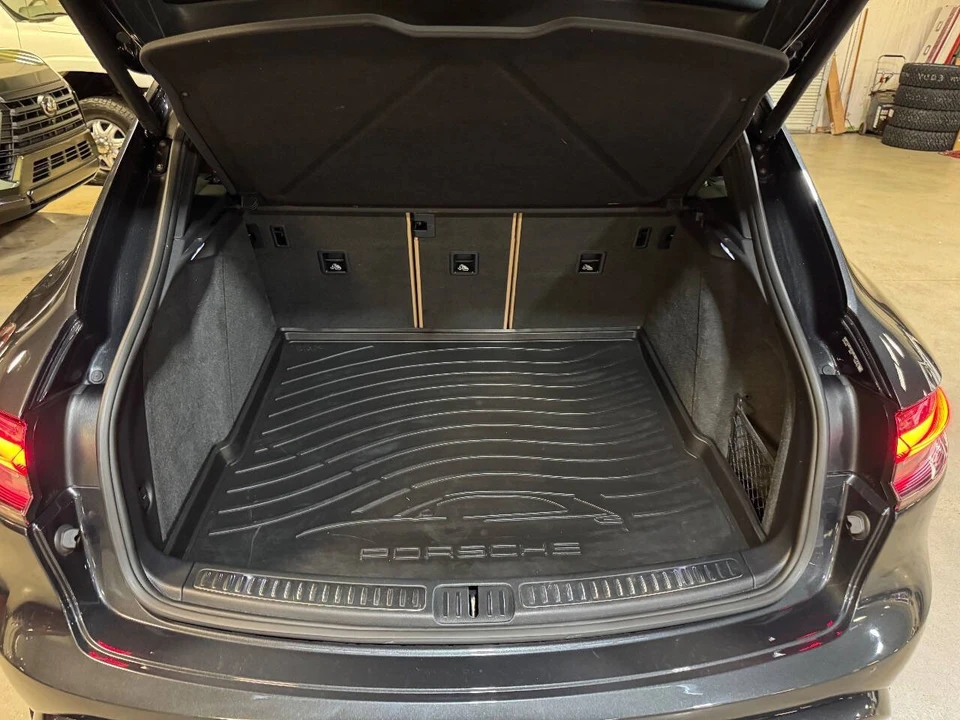 2024 Porsche Macan - Image 16 of 21