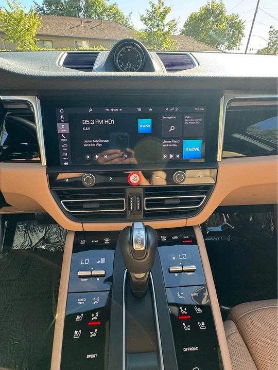 2024 Porsche Macan - Image 10 of 11