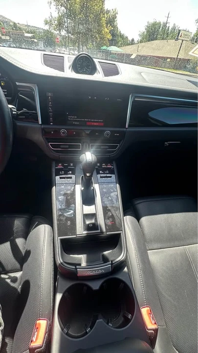 2024 Porsche Macan - Image 9 of 10