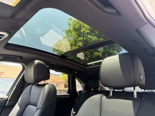 2024 Porsche Macan - Image 18 of 20