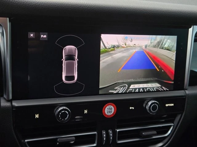 2024 Porsche Macan - Image 16 of 30