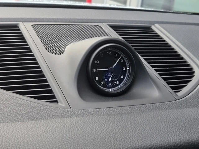 2024 Porsche Macan - Image 21 of 30
