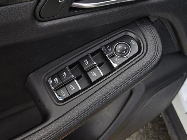 2024 Porsche Macan - Image 10 of 30