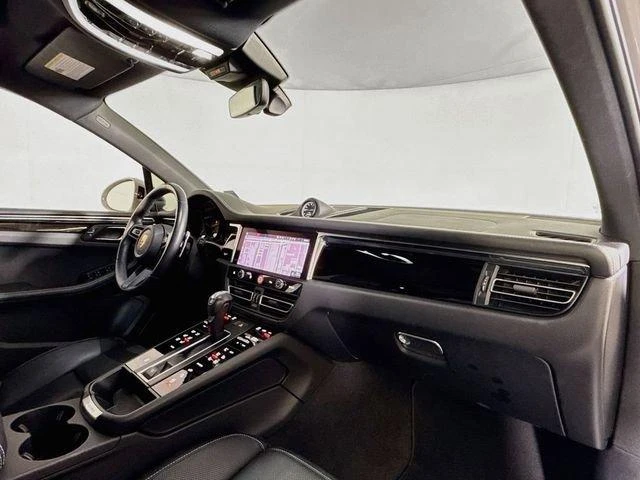 2024 Porsche Macan - Image 17 of 20