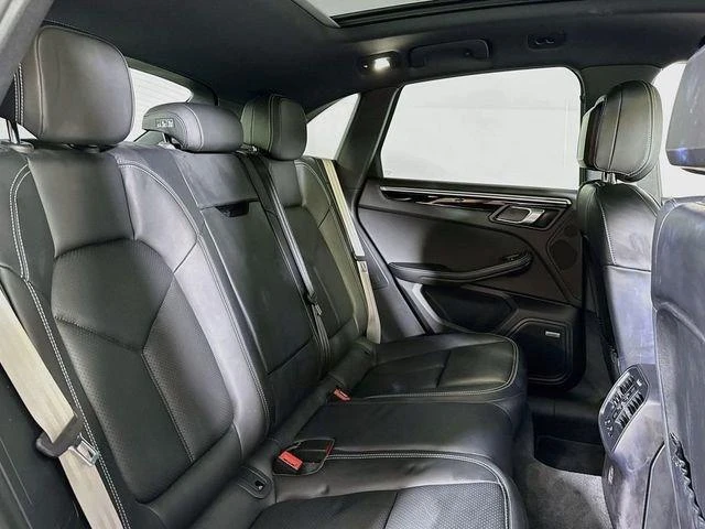 2024 Porsche Macan - Image 19 of 20