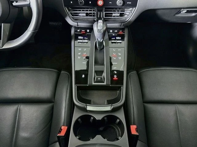 2024 Porsche Macan - Image 16 of 20