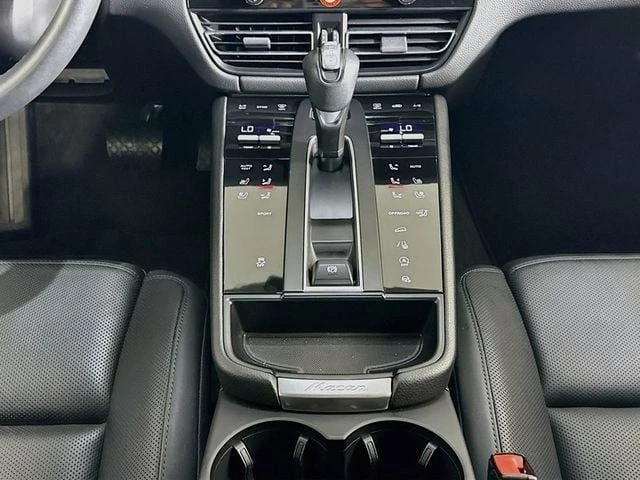 2024 Porsche Macan - Image 16 of 20