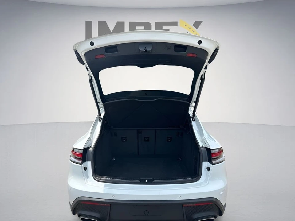 2024 Porsche Macan - Image 15 of 31