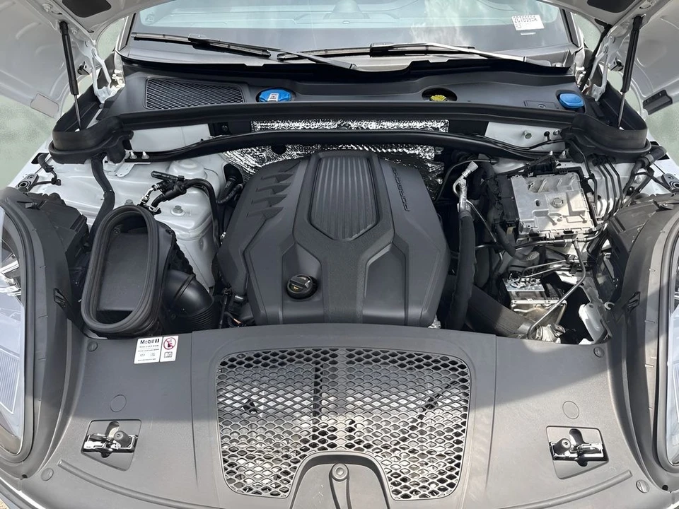 2024 Porsche Macan - Image 12 of 31
