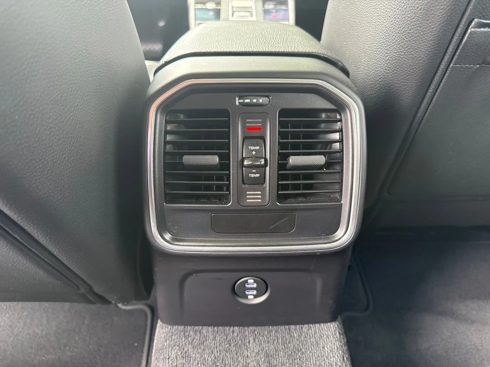 2024 Porsche Macan - Image 26 of 31