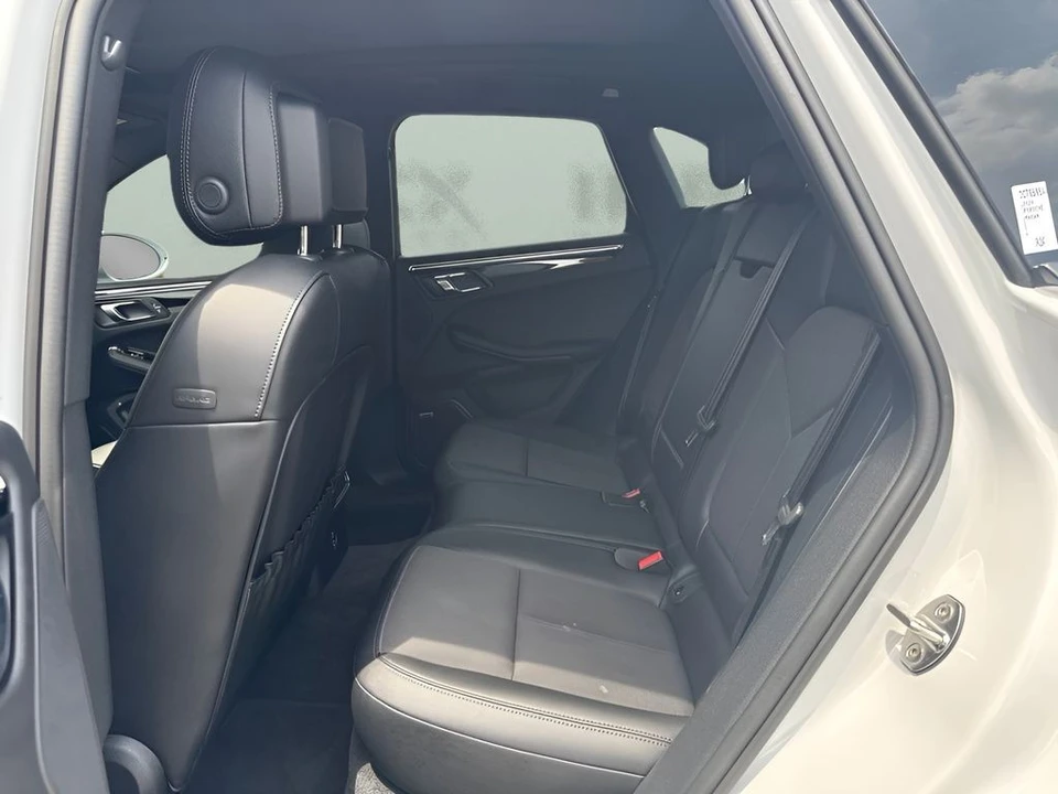 2024 Porsche Macan - Image 25 of 31