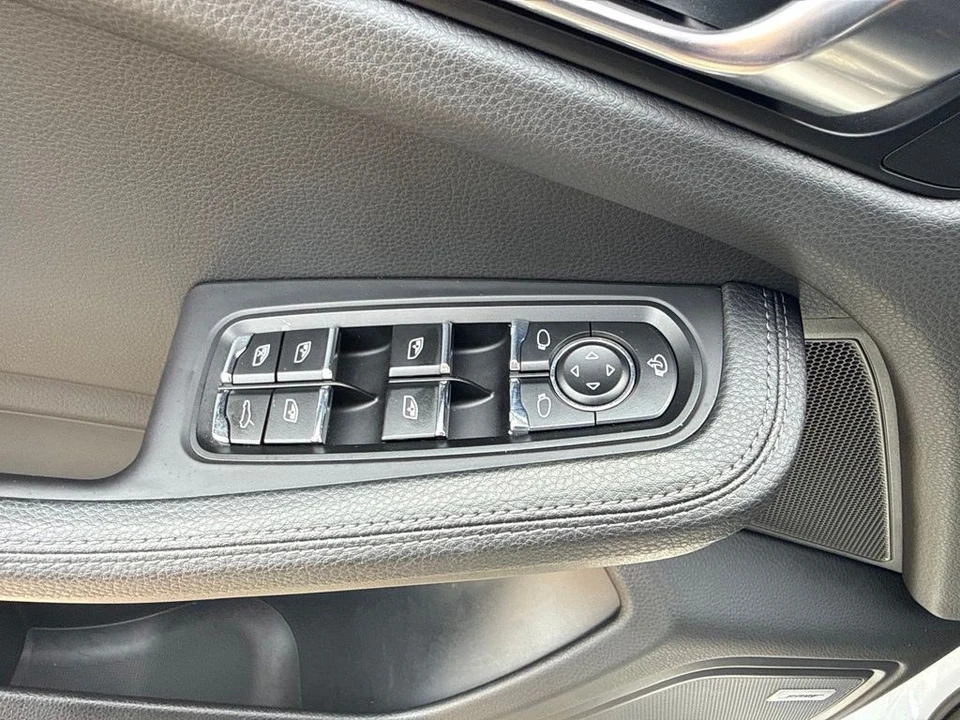 2024 Porsche Macan - Image 17 of 31