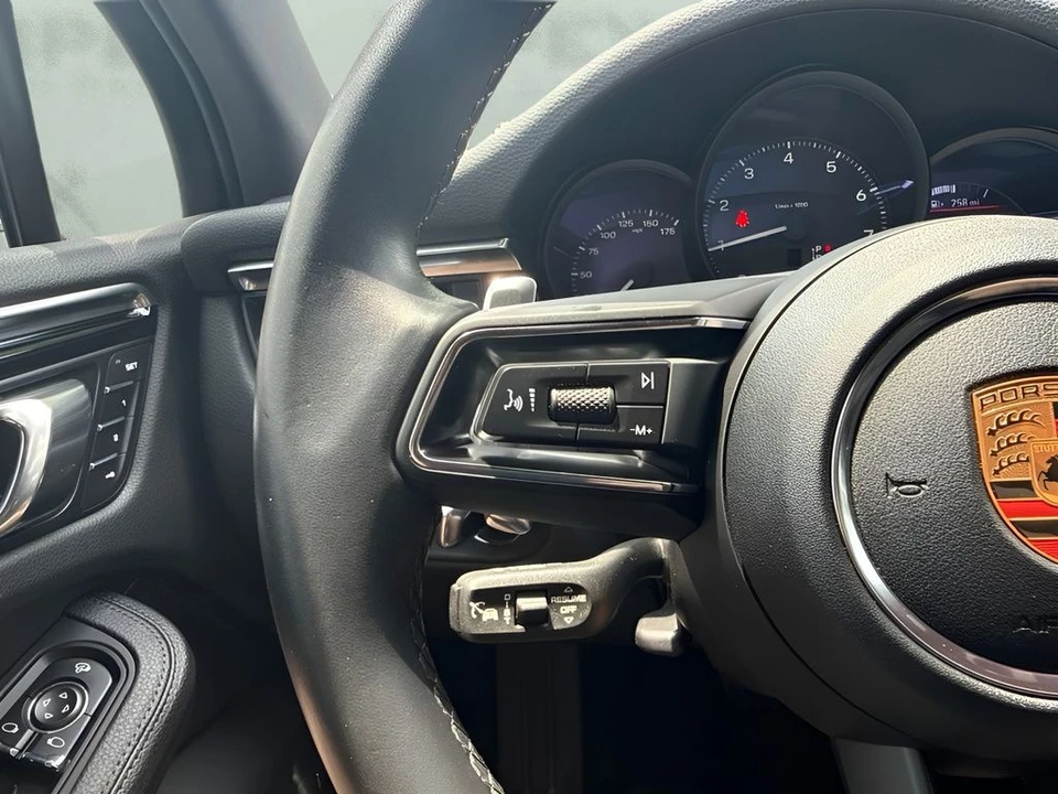 2024 Porsche Macan - Image 29 of 31