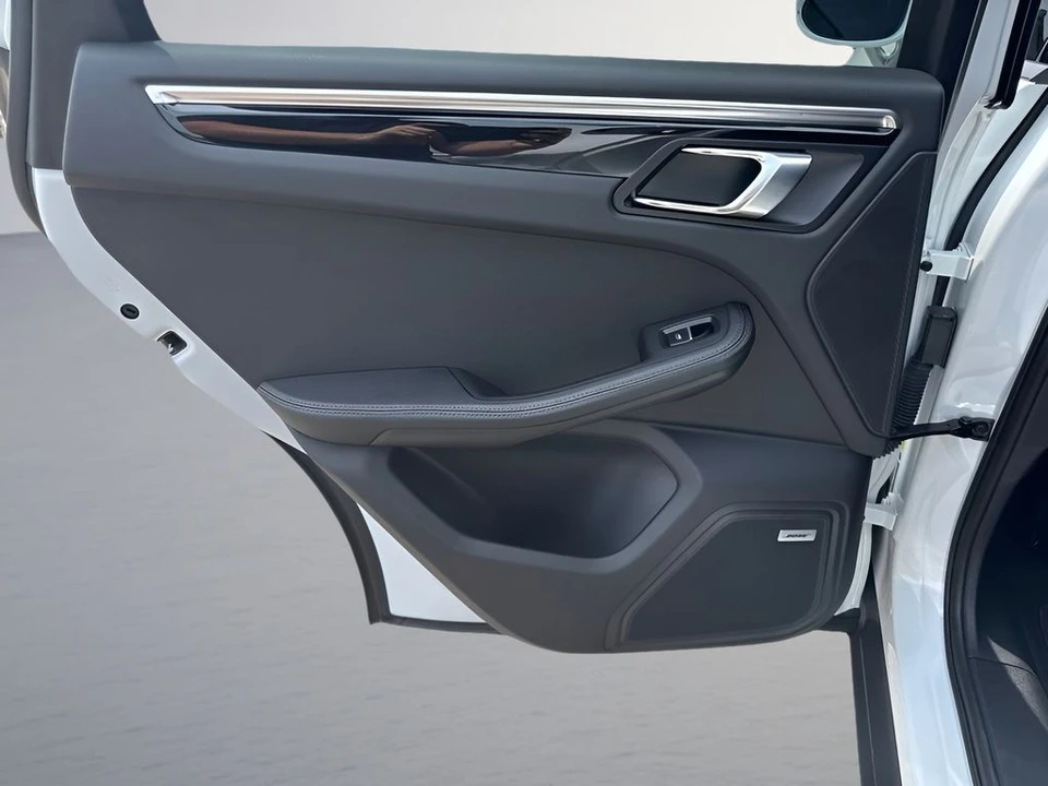 2024 Porsche Macan - Image 16 of 31