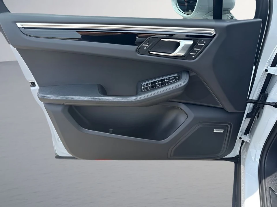 2024 Porsche Macan - Image 18 of 31
