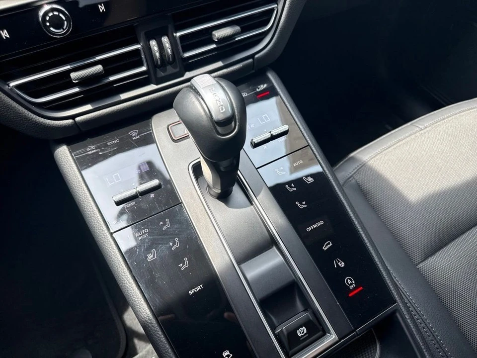 2024 Porsche Macan - Image 31 of 31