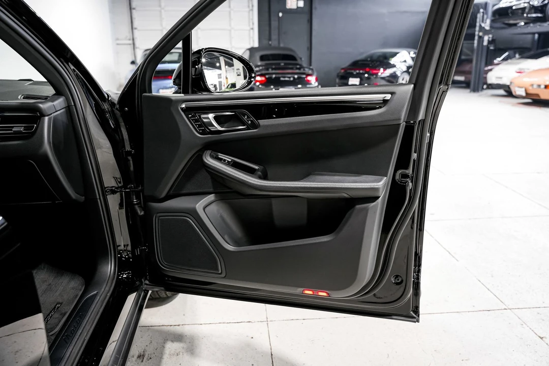 2024 Porsche Macan - Image 20 of 31