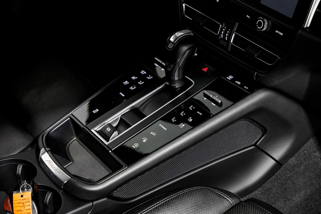2024 Porsche Macan - Image 25 of 31