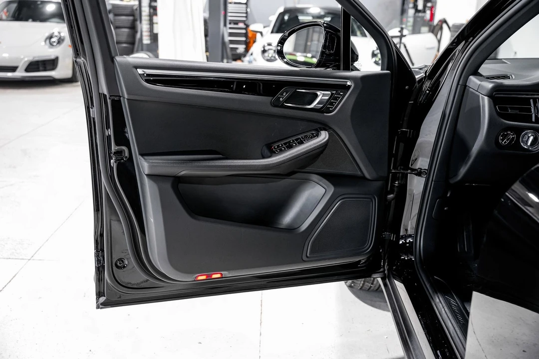2024 Porsche Macan - Image 19 of 31