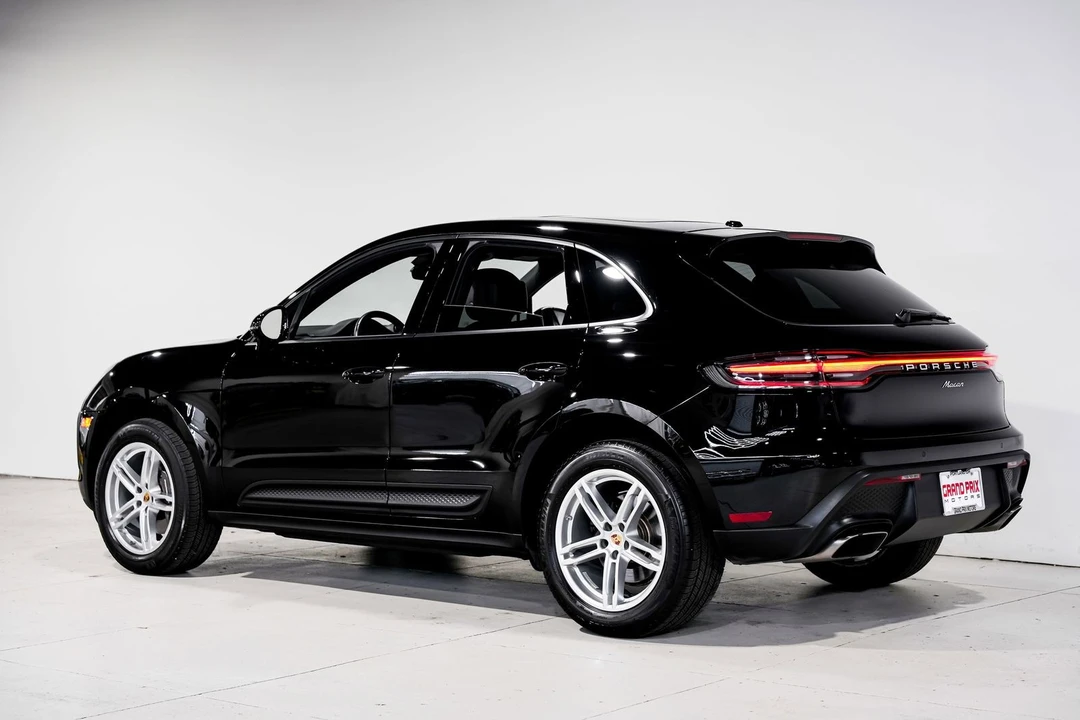 2024 Porsche Macan - Image 8 of 31