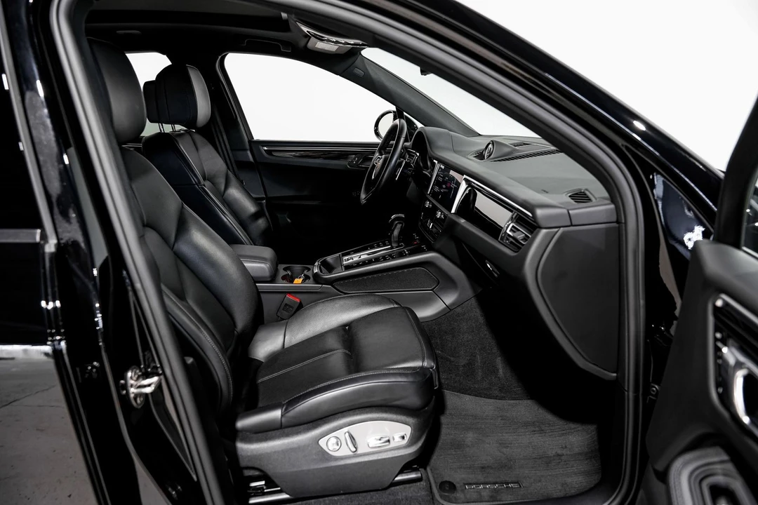 2024 Porsche Macan - Image 23 of 31