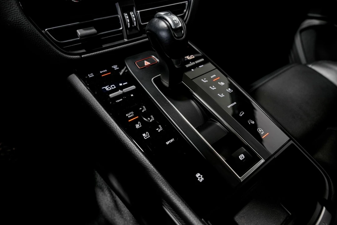 2024 Porsche Macan - Image 14 of 31
