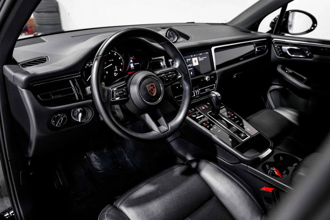 2024 Porsche Macan - Image 16 of 31