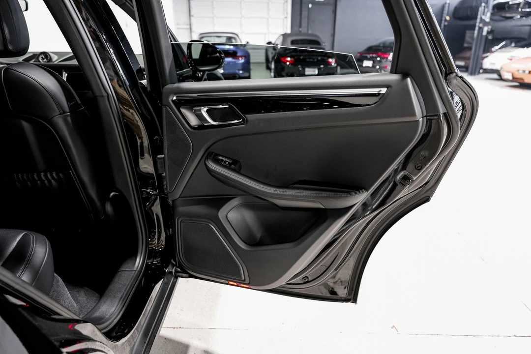 2024 Porsche Macan - Image 26 of 31