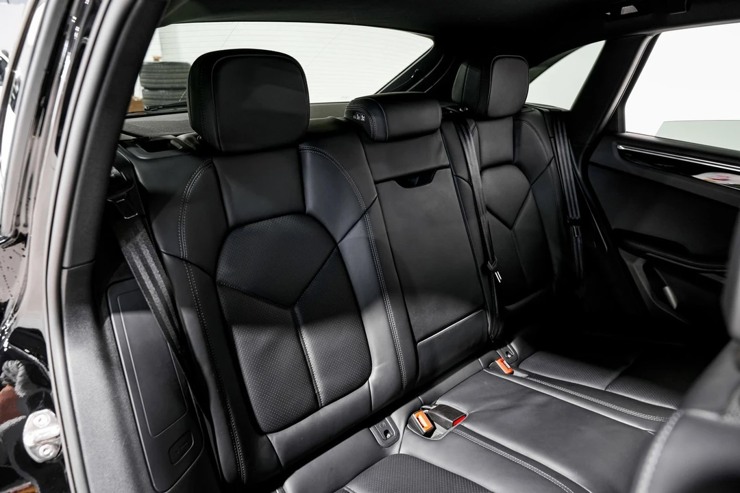 2024 Porsche Macan - Image 29 of 31