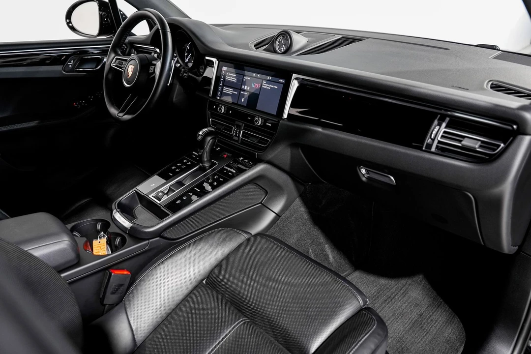 2024 Porsche Macan - Image 24 of 31