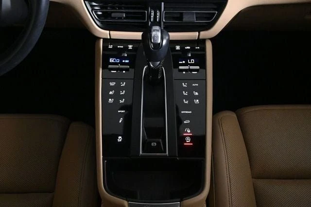2024 Porsche Macan - Image 16 of 20