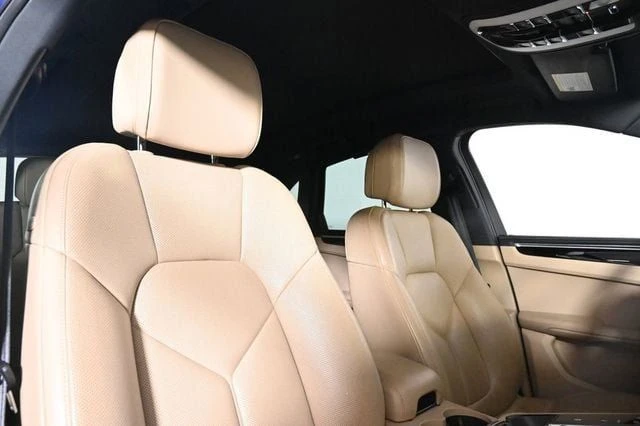 2024 Porsche Macan - Image 18 of 20