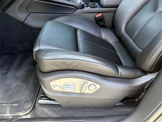 2024 Porsche Macan - Image 18 of 21