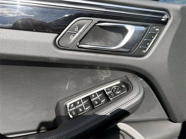 2024 Porsche Macan - Image 17 of 21