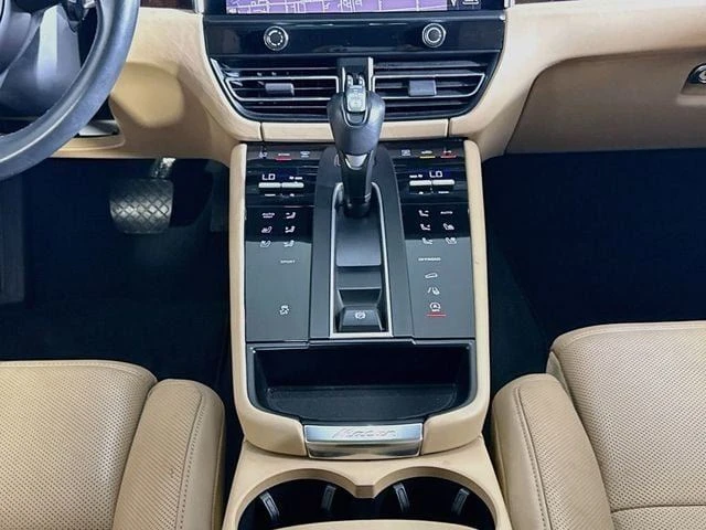 2024 Porsche Macan - Image 16 of 20