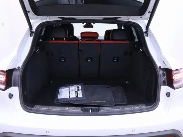 2024 Porsche Macan - Image 15 of 18